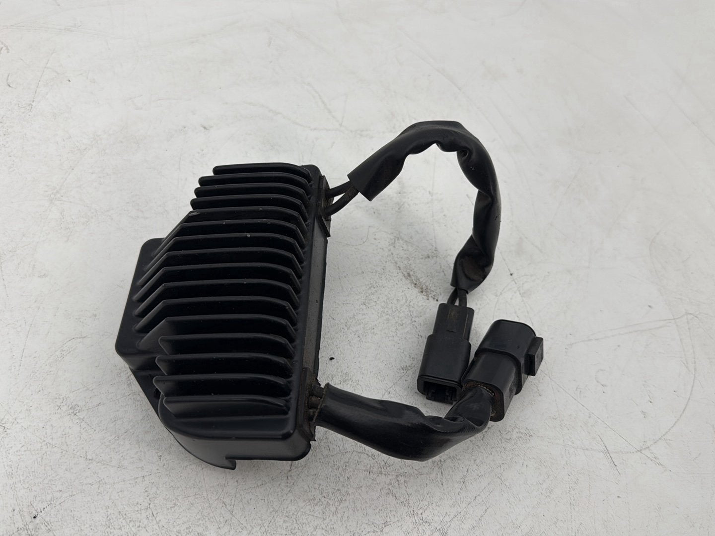 1999 - 2006 Harley-Davidson Dyna Super Glide Voltage Regulator Rectifier   	74631-06