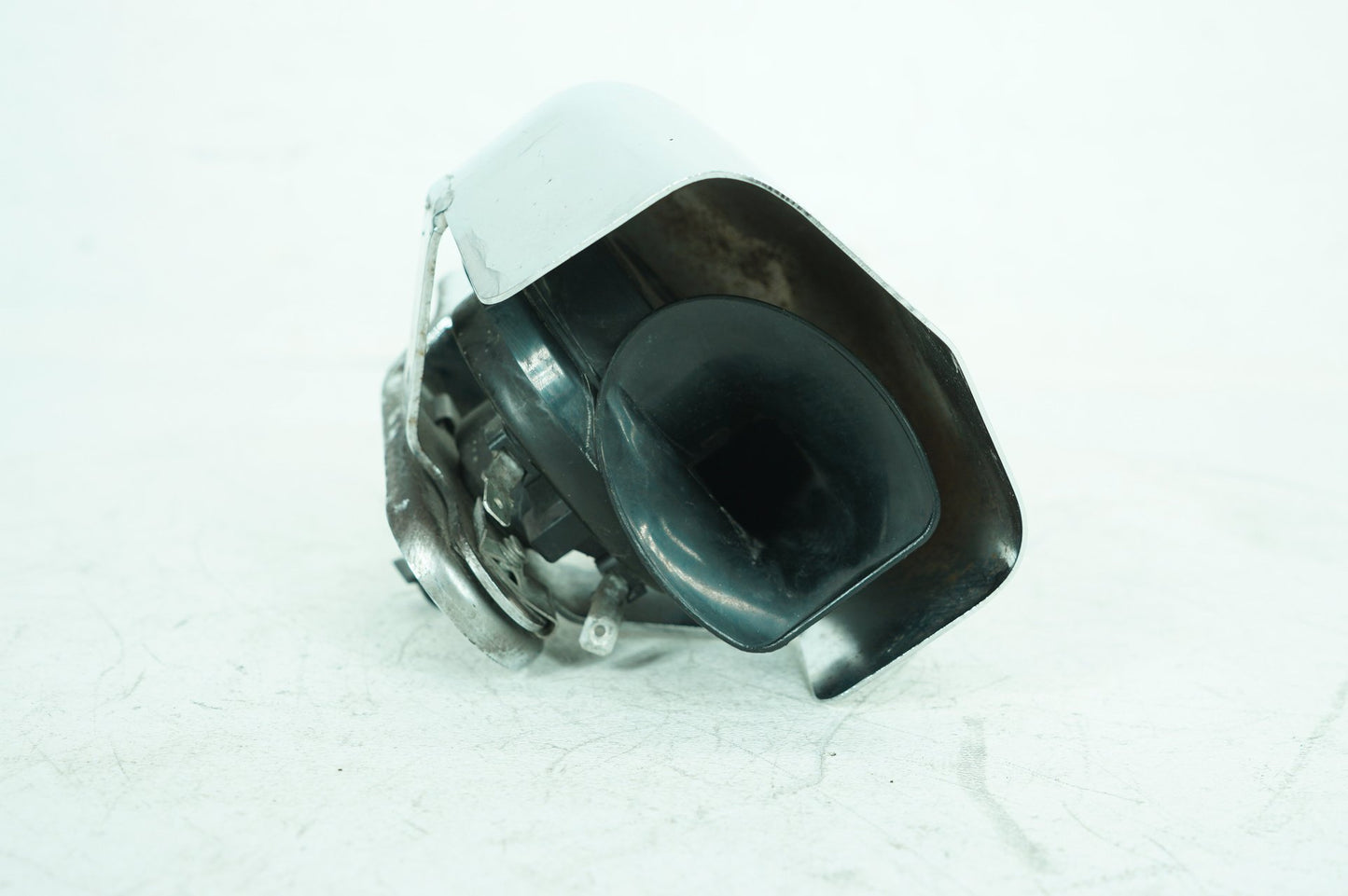 1999 - 2006 Harley-Davidson Touring Electra Glide Classic Horn Signal Klaxon Chrome Cover 69012-93A
