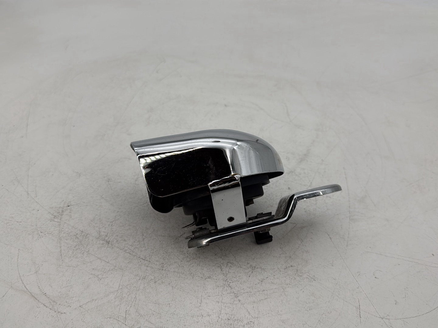 1999 - 2006 Harley-Davidson Dyna Super Glide Horn Signal Klaxon Chrome Cover  	69012-93A