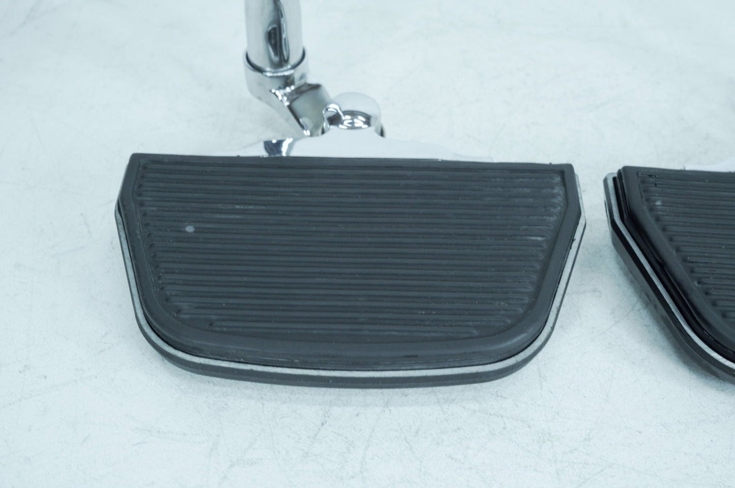 2007 - 2011 Harley-Davidson Touring Electra Ultra Left & Right Passenger Floorboard Foot Rest 50613-91A