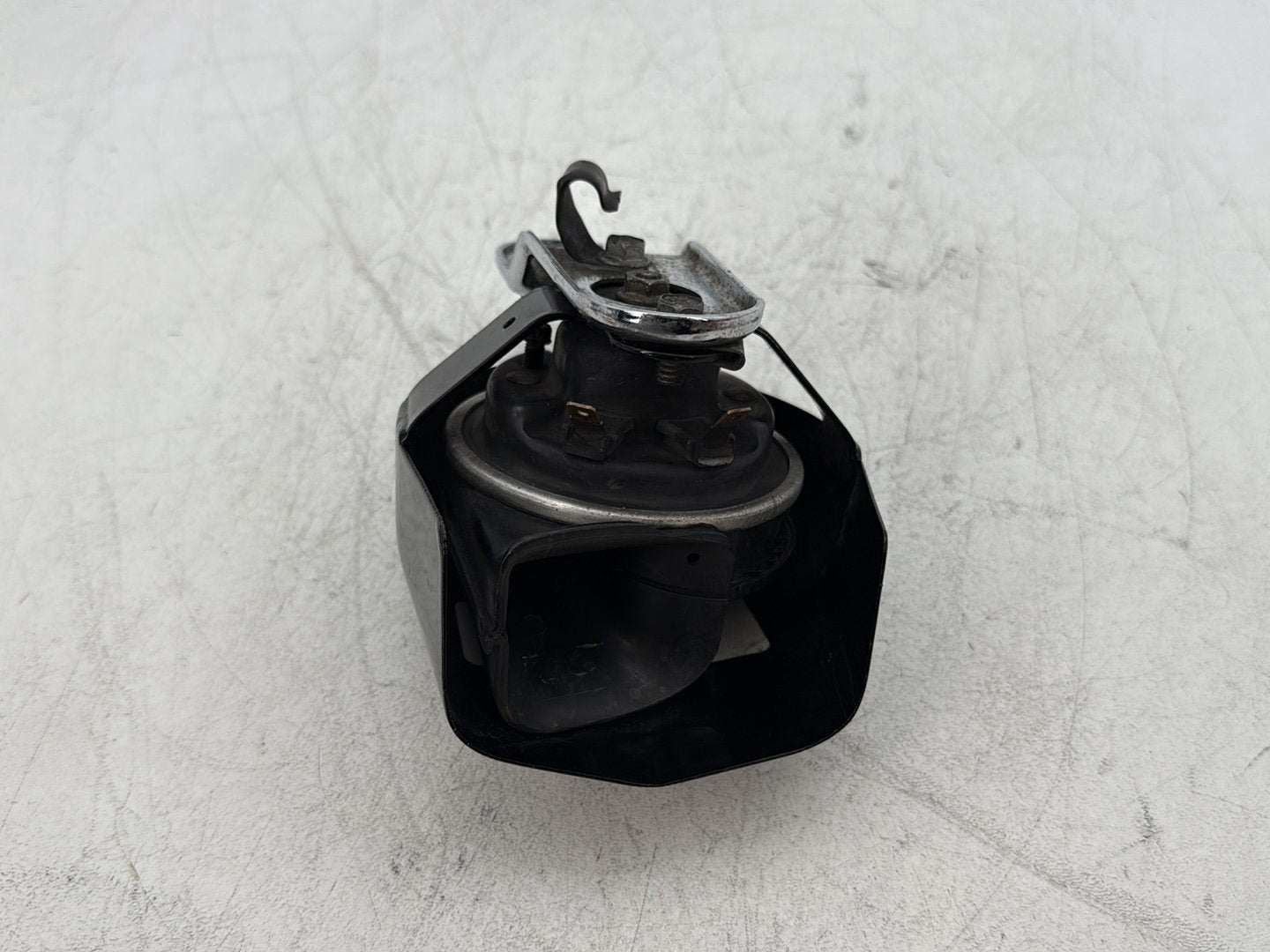 1998 Harley Softail Custom FXSTC OEM Horn Signal Klaxon Chrome Cover
