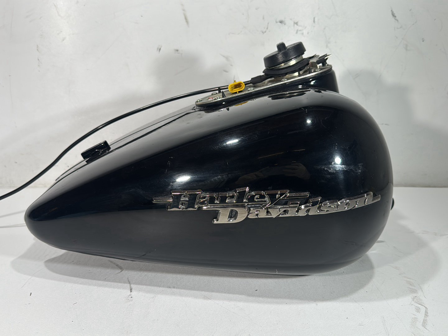 2007 Harley Street Glide Touring FLHX OEM Fuel Gas Tank Gasoline Reservoir