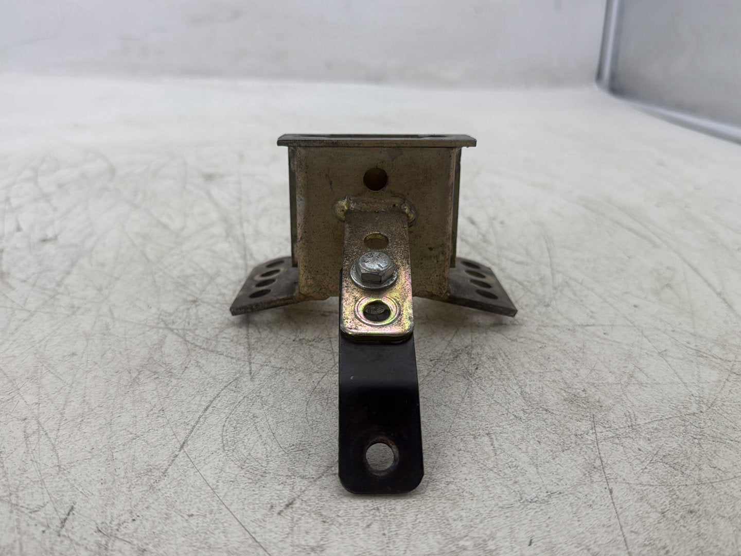2004 Harley Road King Touring Custom FLHRSI OEM Driver Rider Backrest Bracket Mount 52589-09A