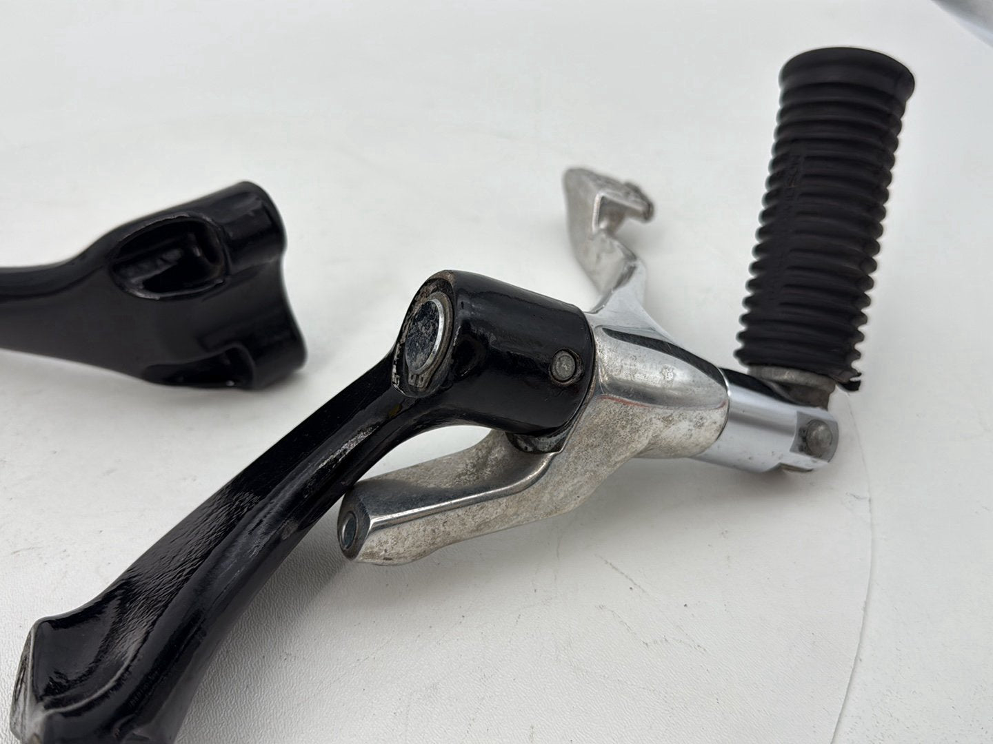 2004 - 2013 Harley-Davidson Sportster 883 Custom Left Right Foot Brake Control Pegs  	42651-04