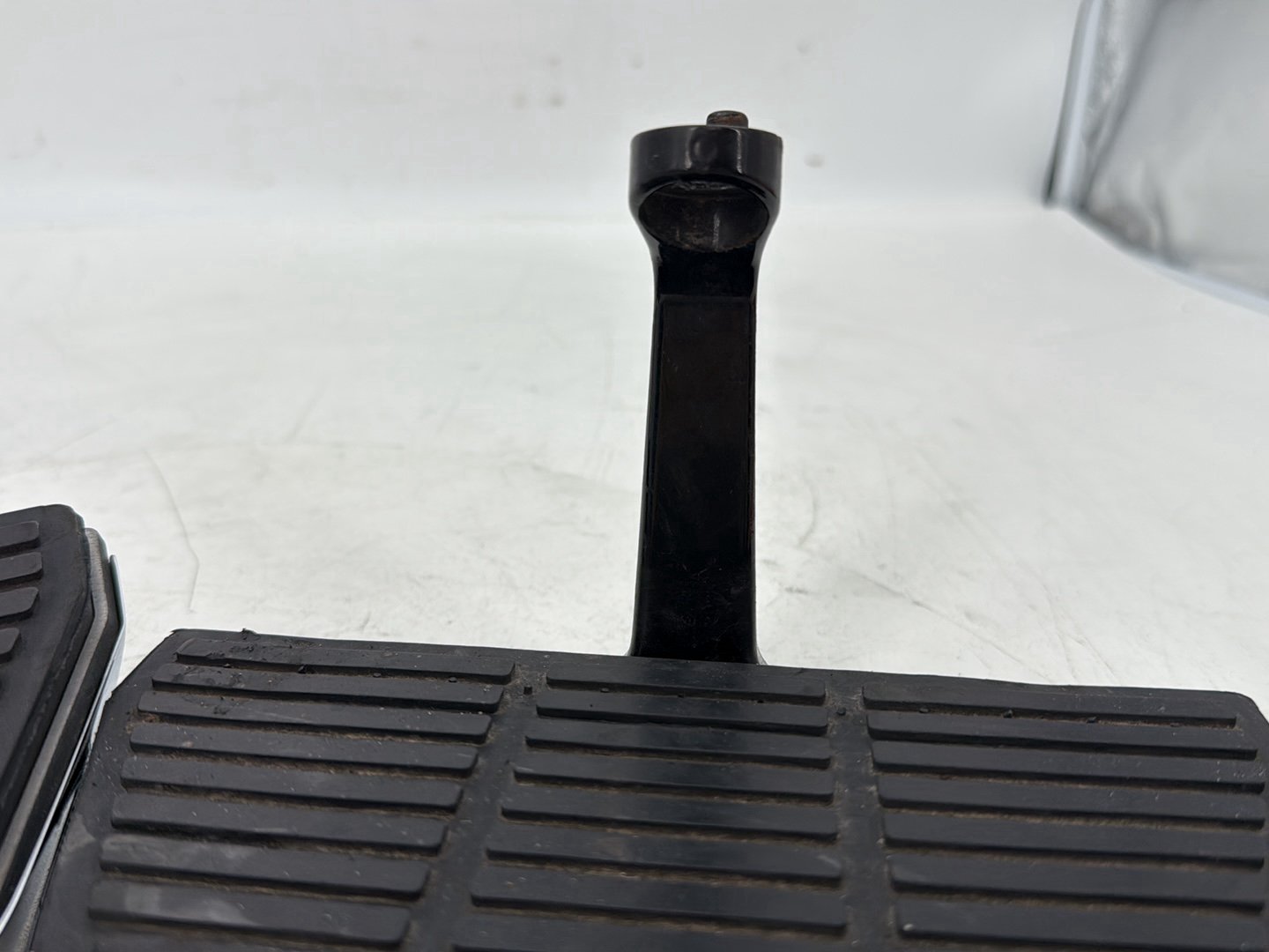 1999 - 2006 Harley-Davidson Touring Electra Glide Ultra Left & Right Passenger Floorboard Foot Rest 50606-86A