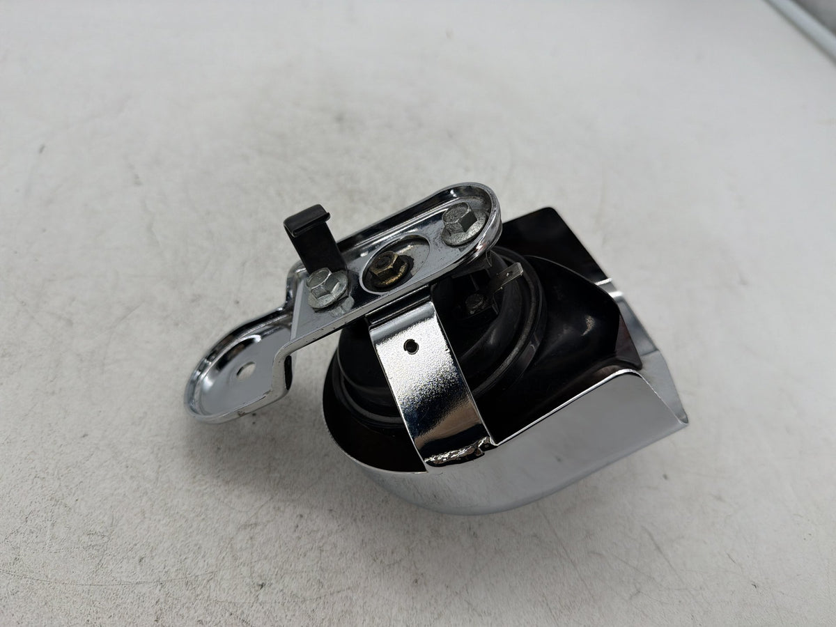 2005 Harley Dyna Super Glide Custom FXDC OEM Horn Signal Klaxon Chrome Cover
