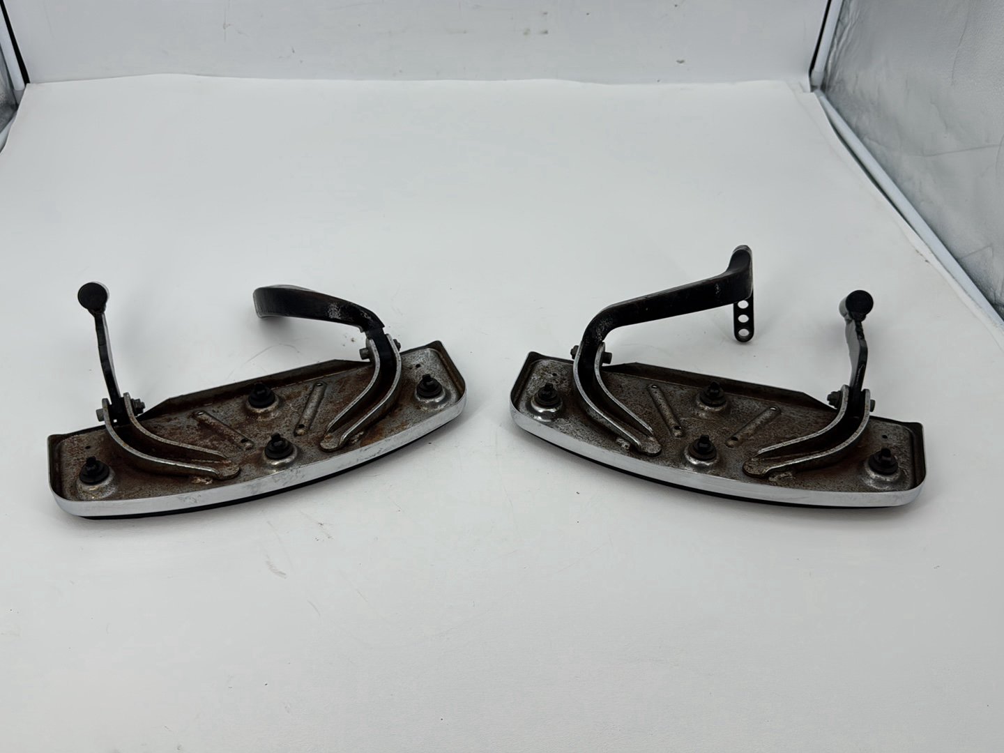 1999 - 2006 Harley-Davidson Touring Electra Glide Classic Left Right Driver Floorboard Foot Rest  	50614-91A