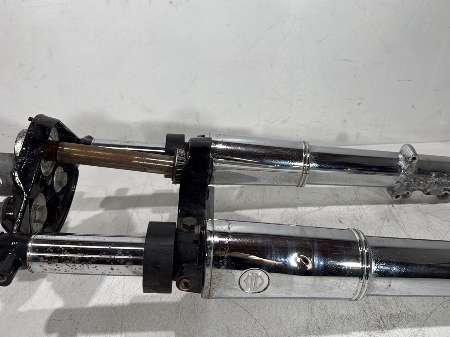 2006 Harley Touring FLHTCI Electra Glide Classic OEM Front Triple Tree Set & LH RH Fork Legs Sliders