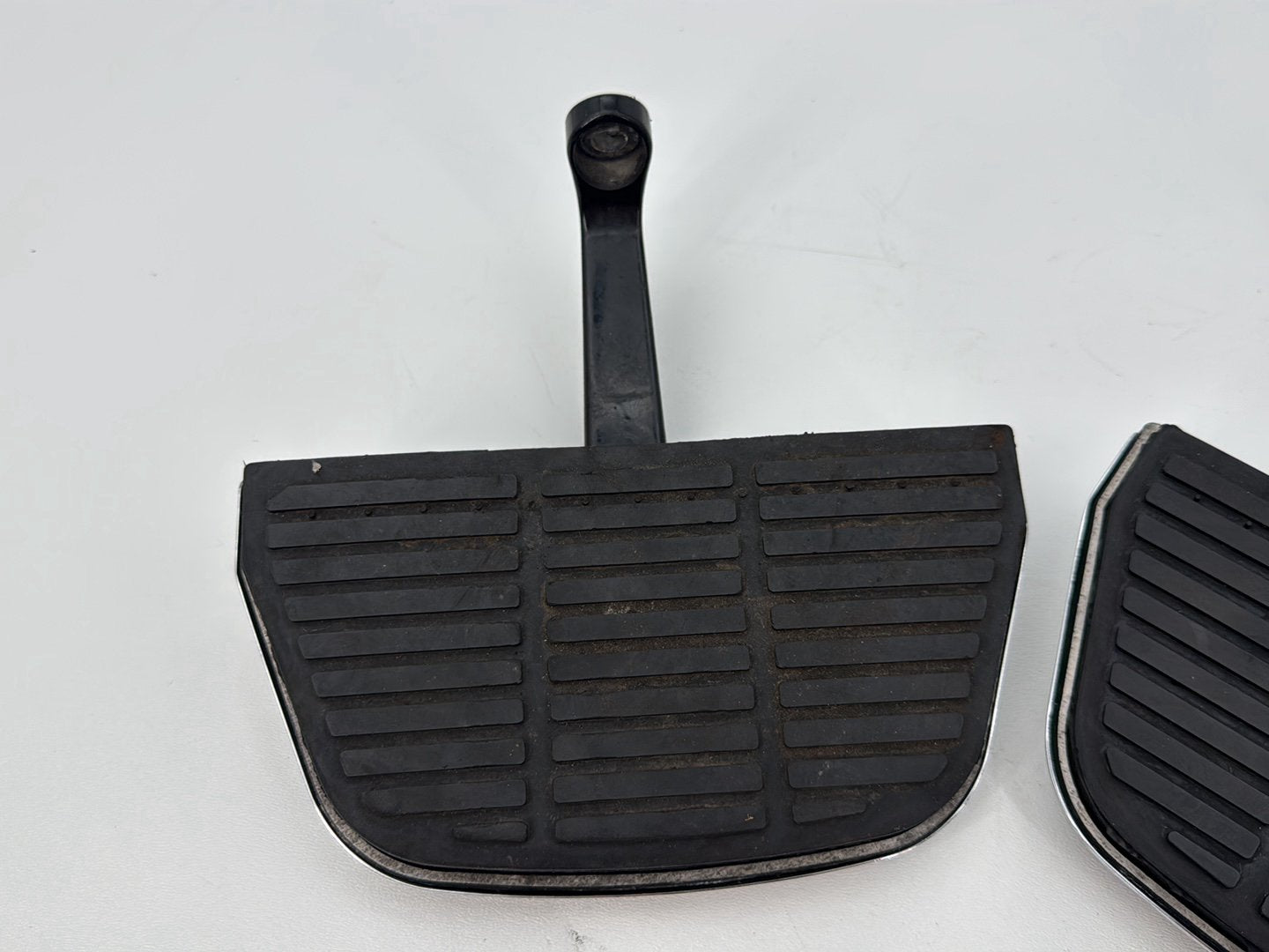 1999 - 2006 Harley-Davidson Touring Electra Glide Classic Left & Right Passenger Floorboard Foot Rest 52719-93B