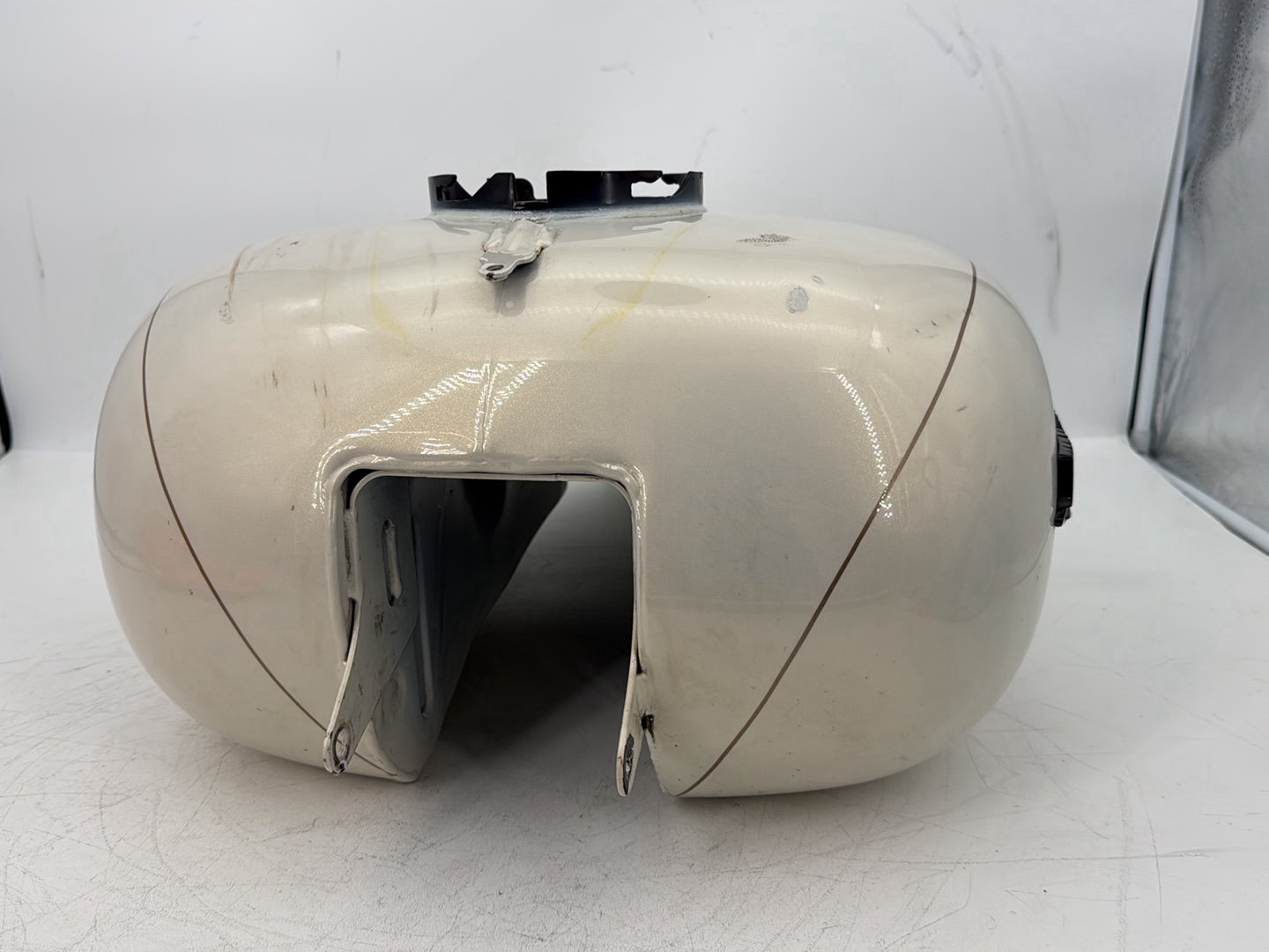 2015 Harley Touring FLHXS Street Glide OEM Fuel Gas Tank Gasoline Reservoir