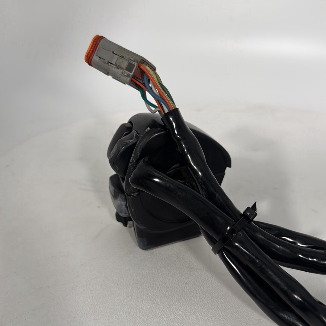 1999 - 2006 Harley-Davidson Touring Electra Glide Classic Left Turn Signal Headlight Switches Controls 71685-06A