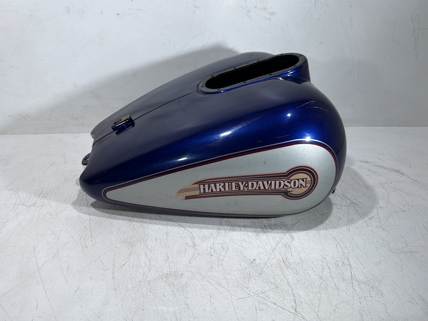 2006 Harley Touring FLHTCI Electra Glide Classic OEM Fuel Gas Tank Gasoline Reservoir