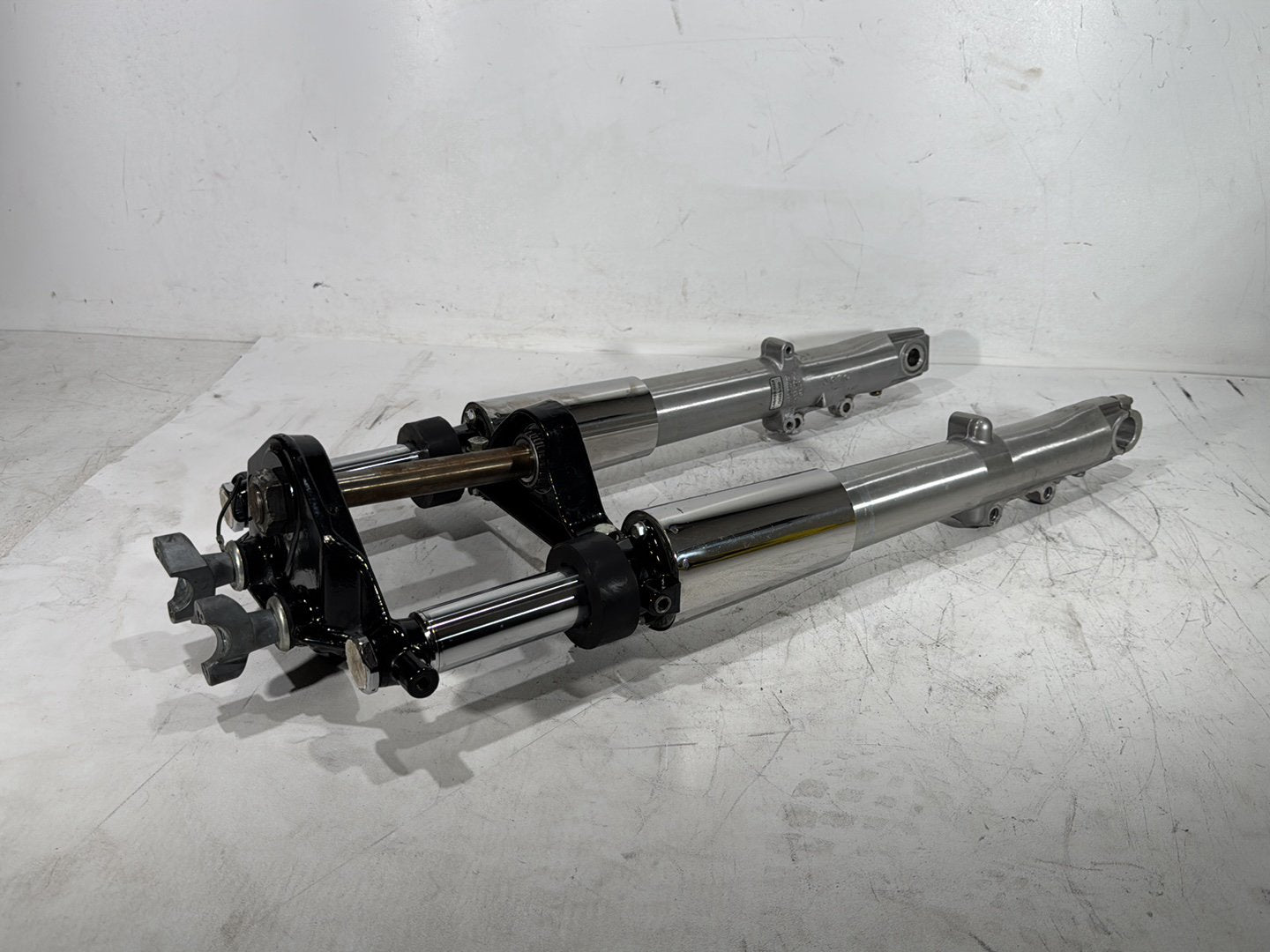 2005 Harley Electra Glide Touring Ultra FLHTCUI OEM Front Triple Tree Set & LH RH Fork Legs Sliders