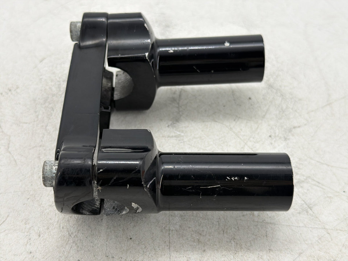 2017 Harley Dyna Street Bob FXDB OEM Front Handlebar Riser Top Clamp 55900064