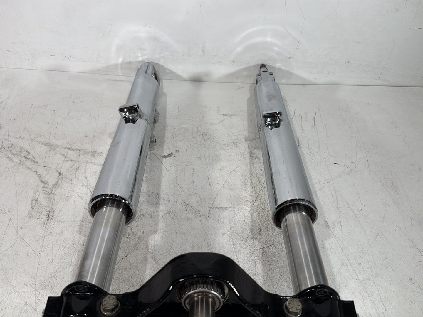 2007 Harley Touring FLHTC Electra Glide Classic OEM Front Triple Tree Set & LH RH Fork Legs Sliders