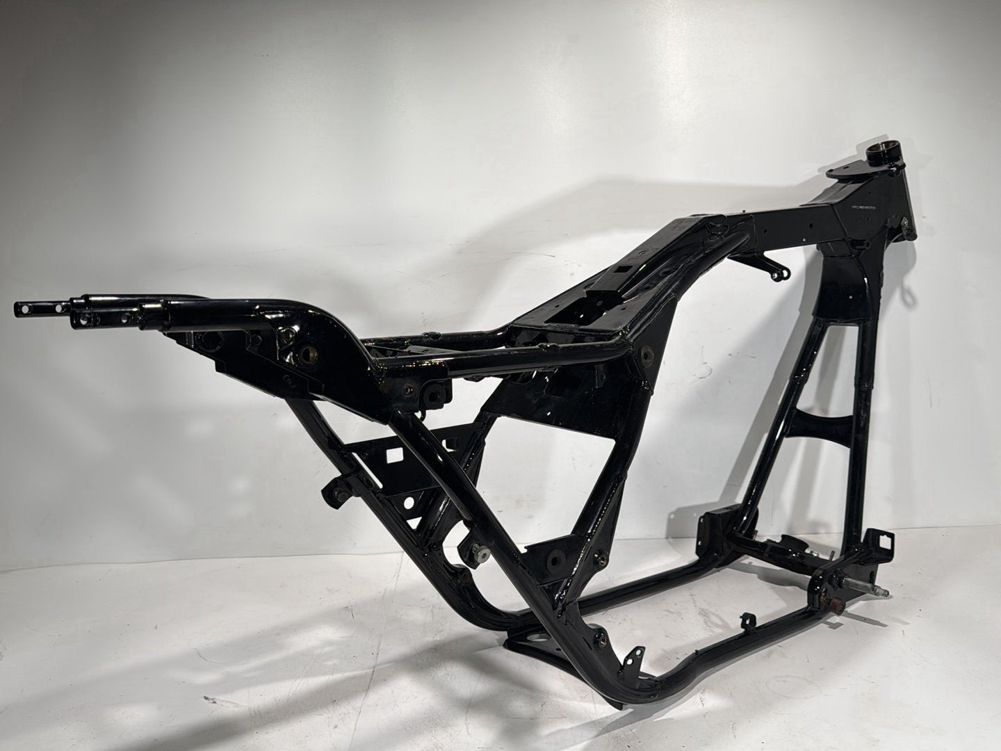 1999 - 2006 Harley-Davidson Touring Road King Custom Body Main Frame Chassis CLN CLR  	47900-02A