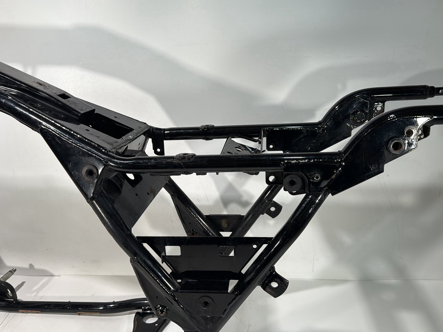 1999 - 2006 Harley-Davidson Touring Electra Glide Body Main Frame Chassis CLN CLR 	47900-02A