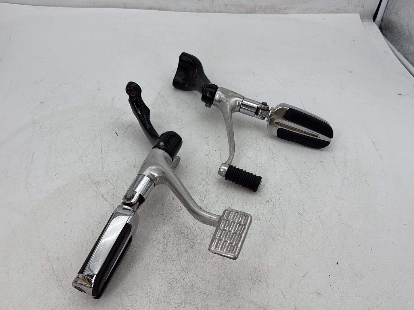 2009 Harley Sportster 883 Low XL883L OEM Left Right Foot Brake Control Pegs