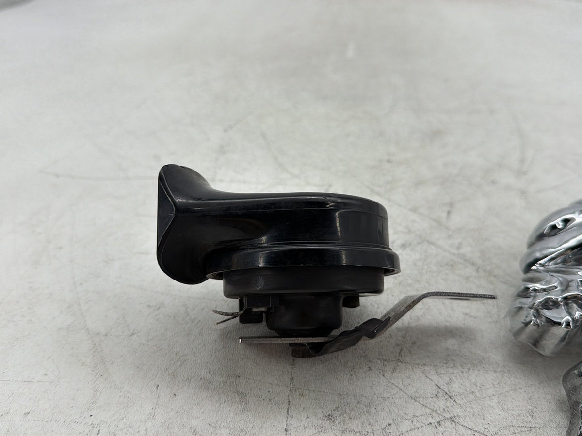 2005 Harley Road King Touring Police Horn Signal Klaxon w/ Chrome Cover SKULL