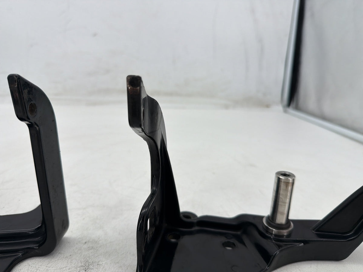 2001 Harley Heritage Softail Classic Left Right Foot Rest Peg Support Bracket