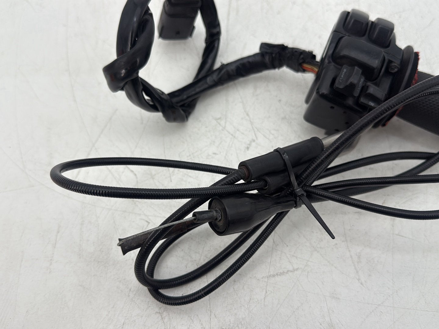 2007 Harley Touring FLHTCU Electra Glide Ultra OEM Right Engine Start Kill Switches Controls