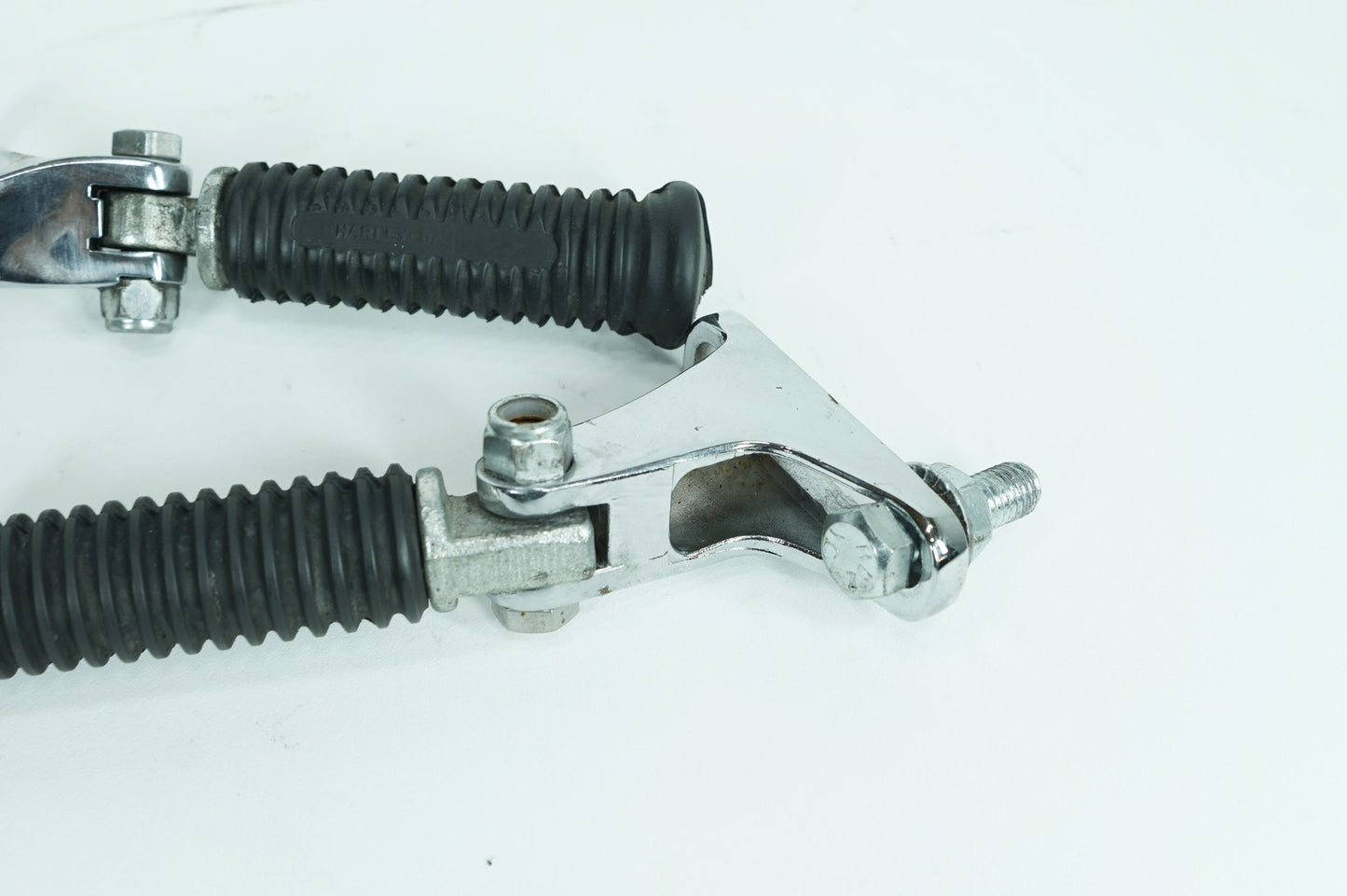 1983 - 1998 Harley-Davidson Dyna Super Glide Passenger Left & Right Foot Pegs 33189-63, 33048-72