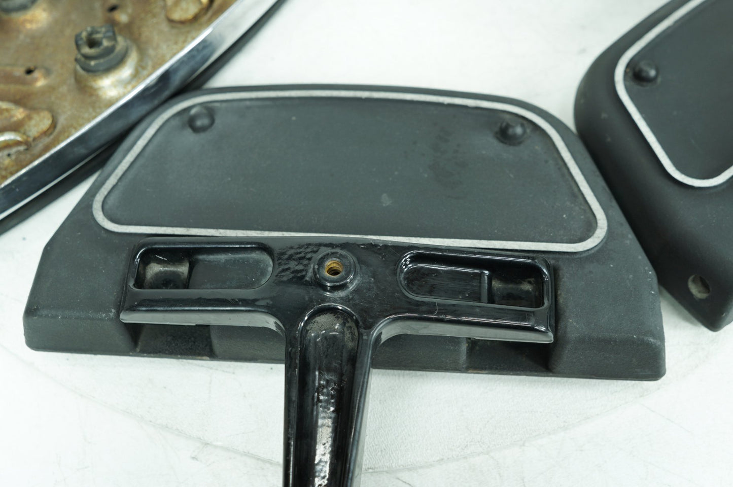 1999 - 2006 Harley-Davidson Touring Electra Glide Left Right Driver & Pass Floorboard Foot Rest 50606-86A