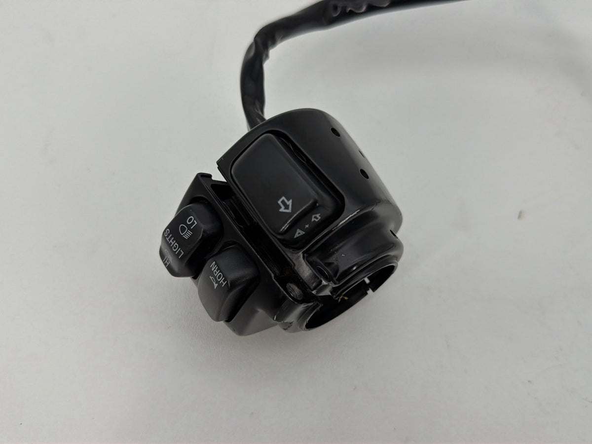 1999 - 2006 Harley-Davidson Touring Road King Left Turn Signal Headlight Switches Controls  	71685-06A