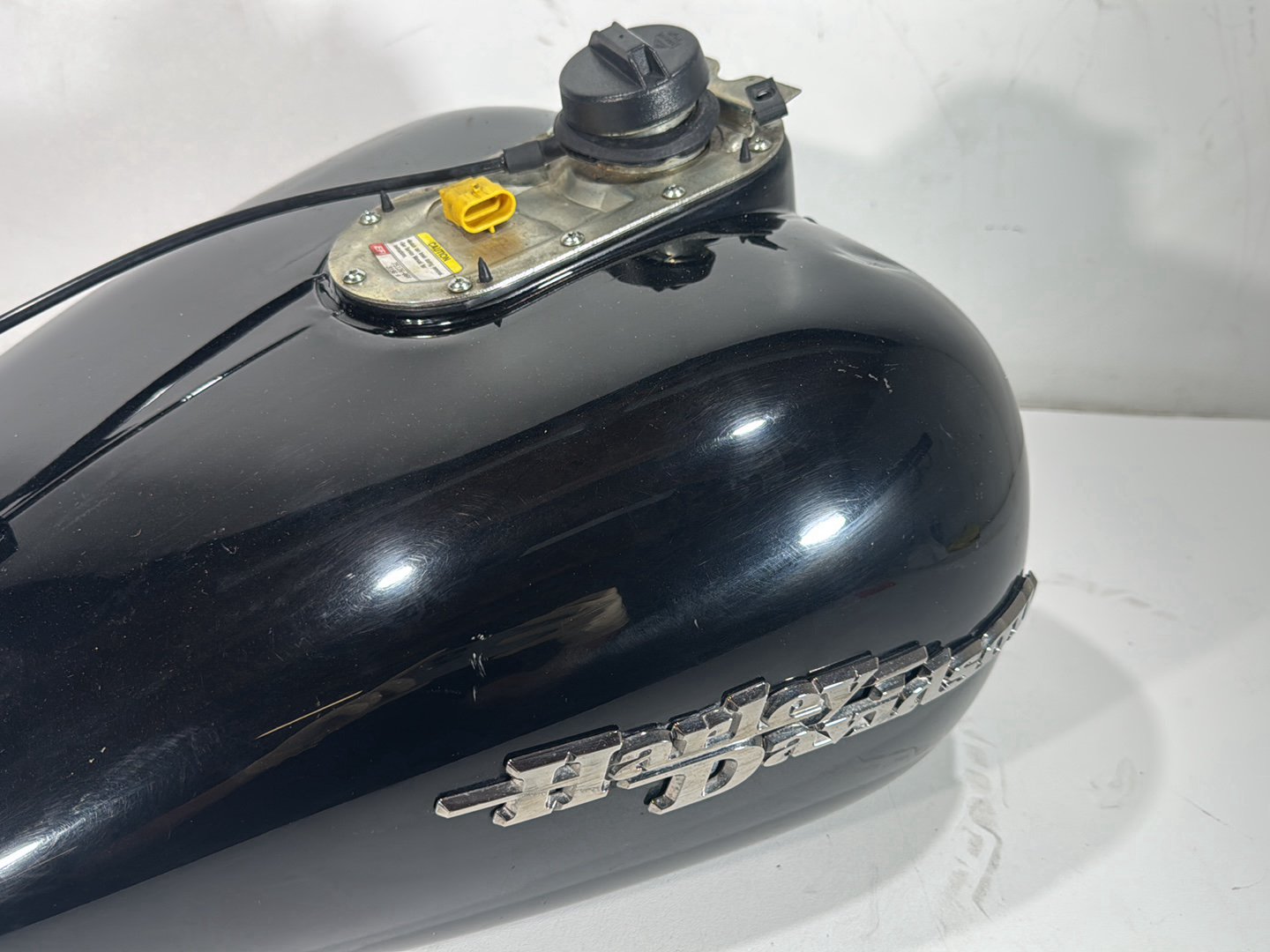 2007 Harley Street Glide Touring FLHX OEM Fuel Gas Tank Gasoline Reservoir