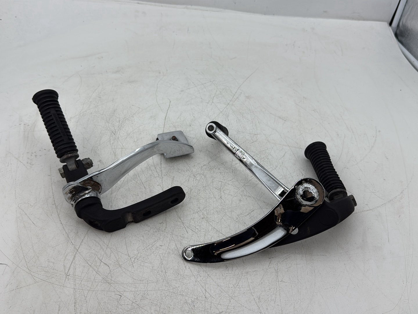 2005 Harley Dyna FXDWG Wide Glide OEM Left Right Foot Brake Control Pegs