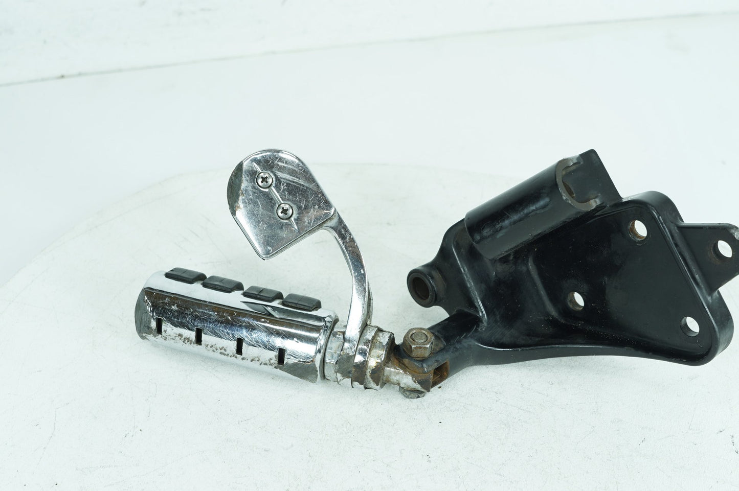 2000 - 2006 Harley-Davidson Softail Deuce Right Driver Foot Controls Peg Rest 42507-00B