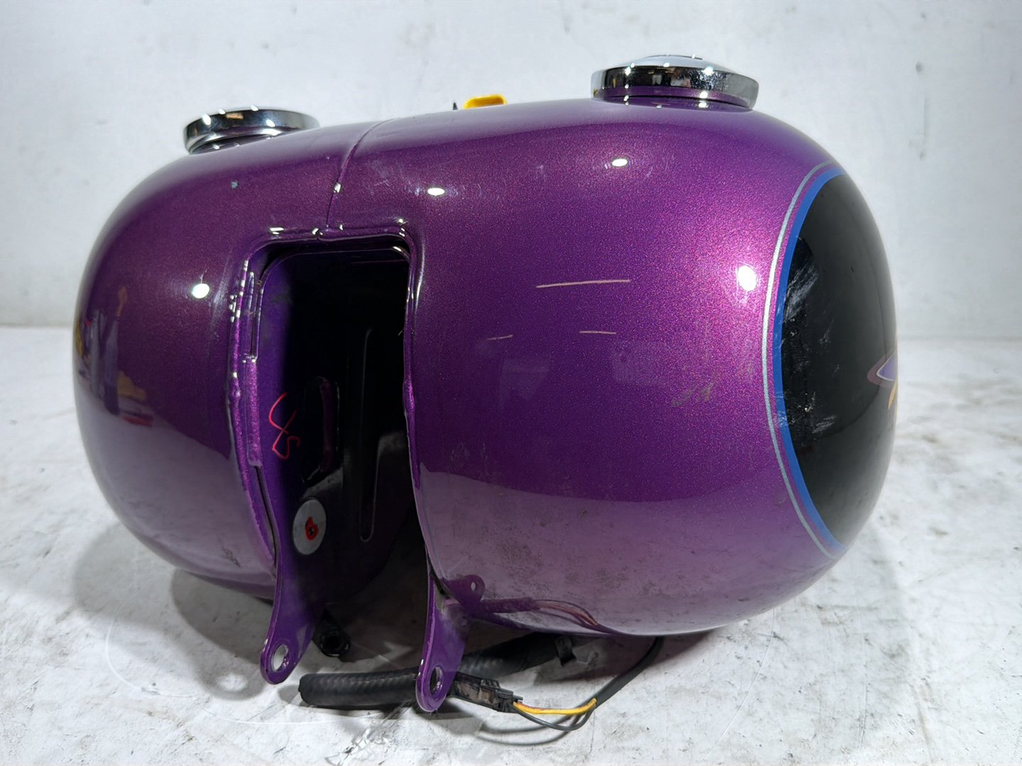 2011 Harley Heritage Softail Classic FLSTC OEM Fuel Gas Tank Gasoline Reservoir