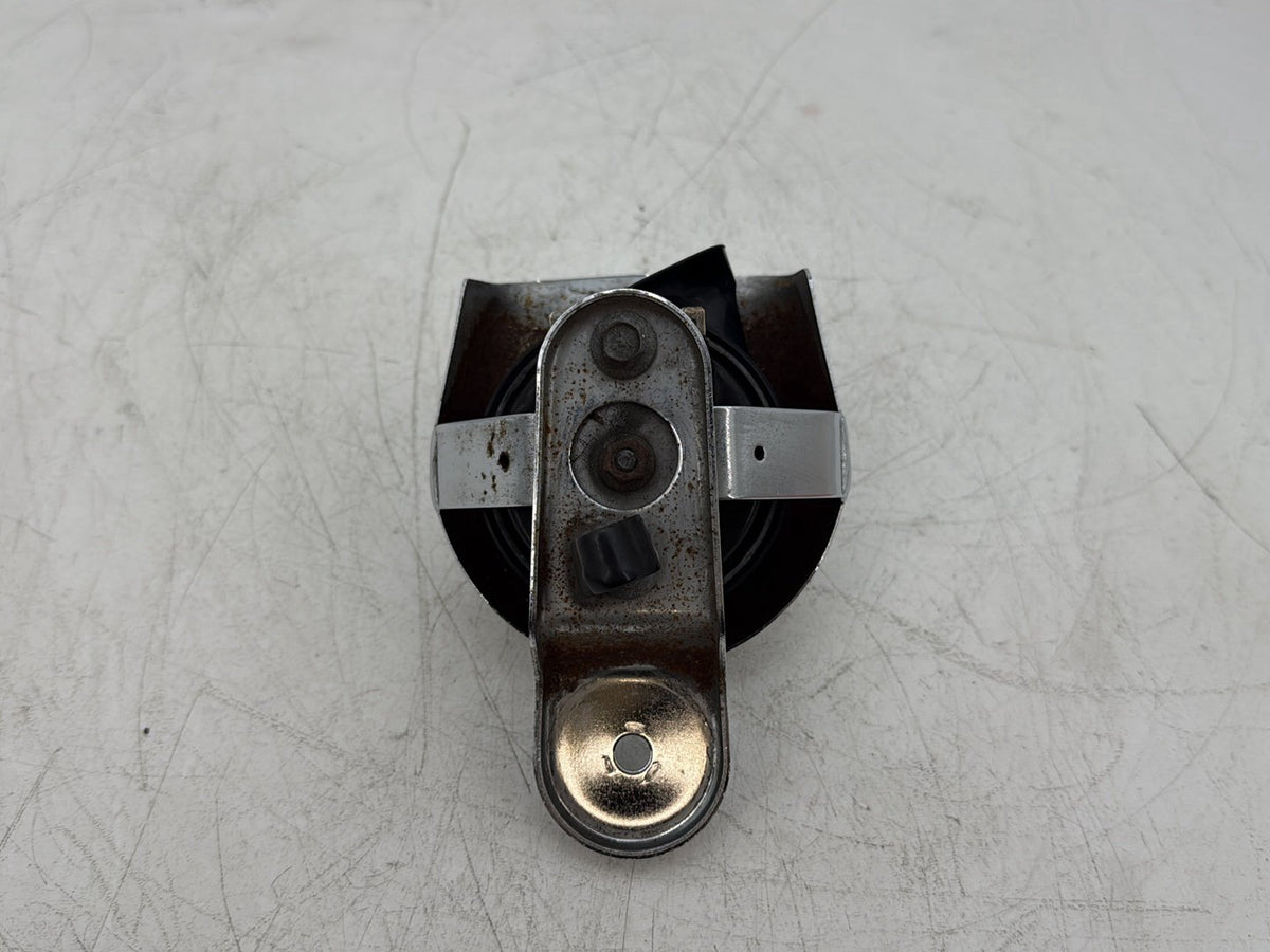 2005 Harley Dyna FXDWG Wide Glide OEM Horn Signal Klaxon Chrome Cover 69012-93A