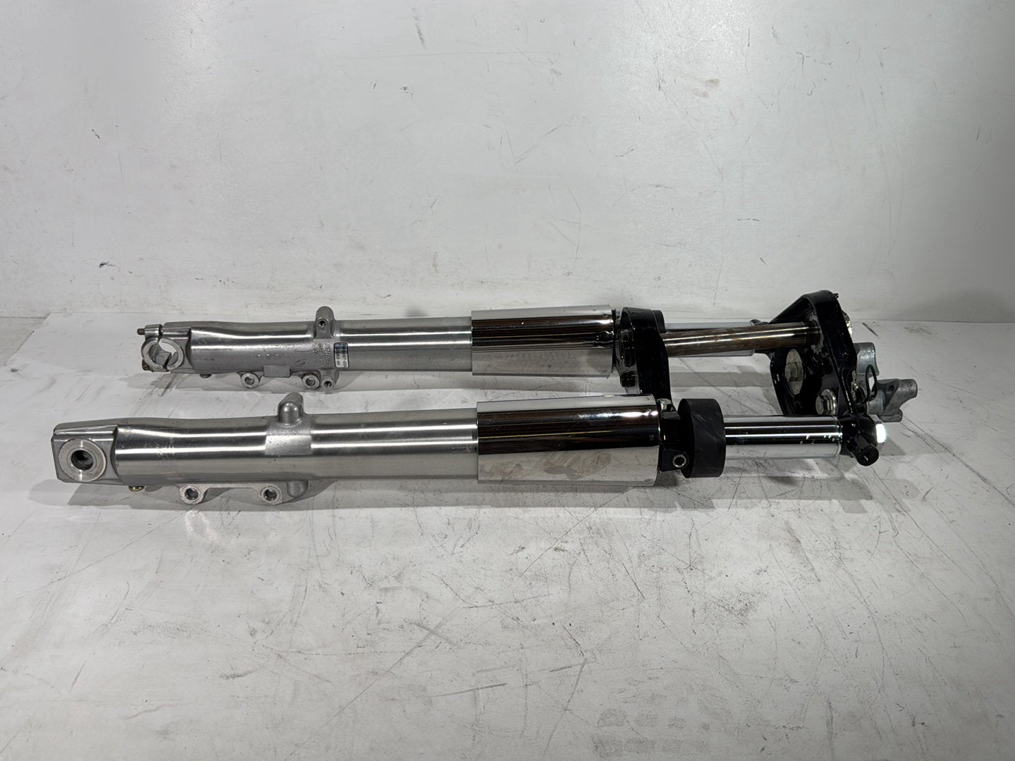 2005 Harley Electra Glide Touring Ultra FLHTCUI OEM Front Triple Tree Set & LH RH Fork Legs Sliders