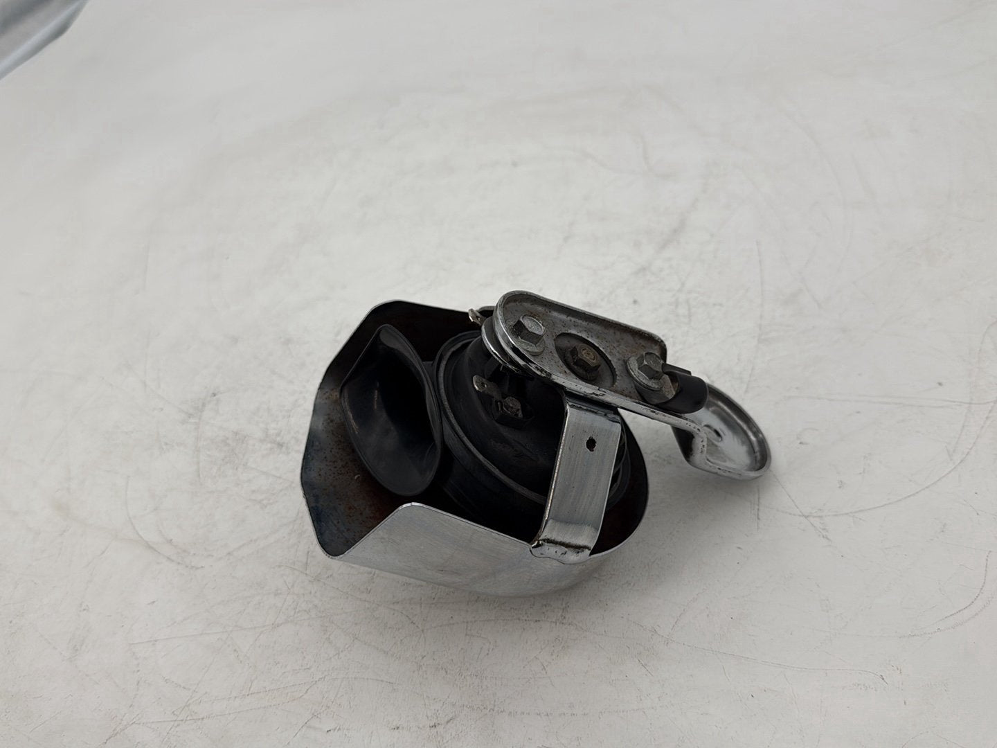 1999 - 2006 Harley-Davidson Dyna Super Glide Horn Signal Klaxon Chrome Cover  	69012-93A