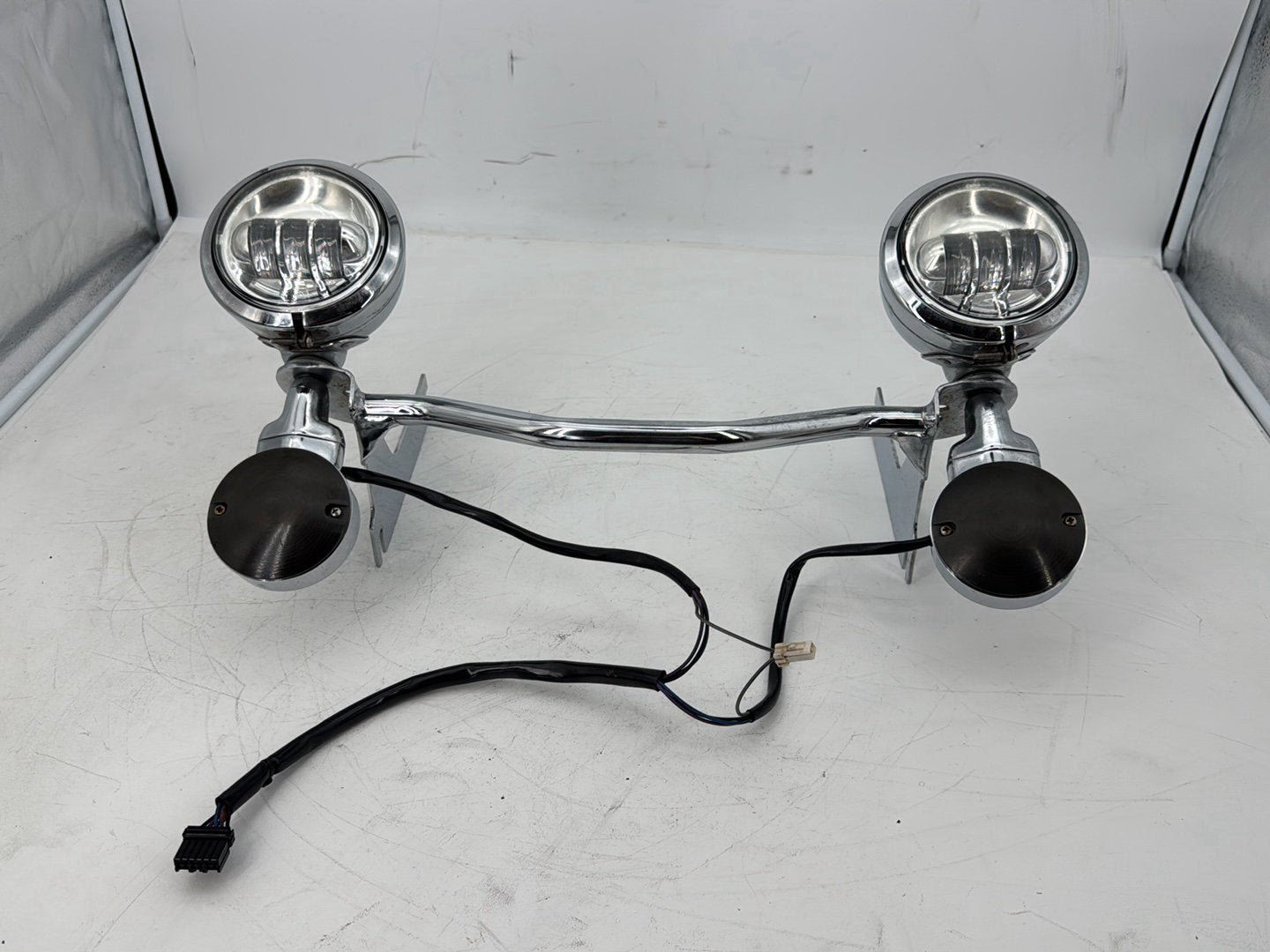 1999 - 2006 Harley-Davidson Touring Electra Glide Classic Front Turn Signal Indicators Aux Light Bar 68712-94A