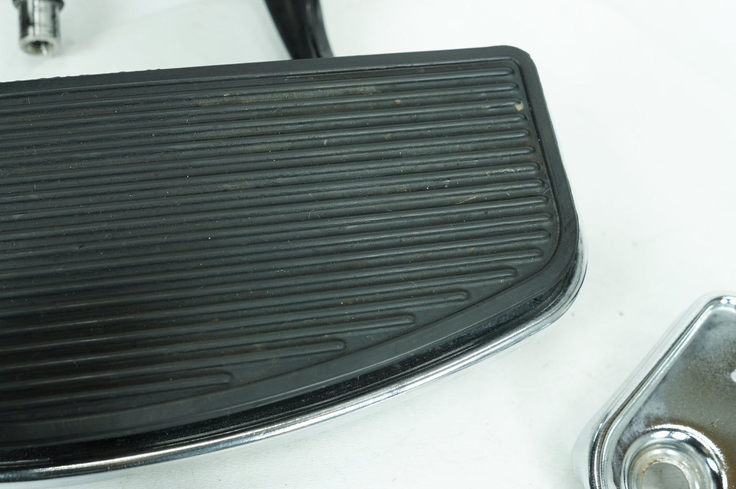 2007 - 2012 Harley-Davidson Softail Heritage Classic Left Right Driver & Pass Floorboard Foot Rest  	42431-00B