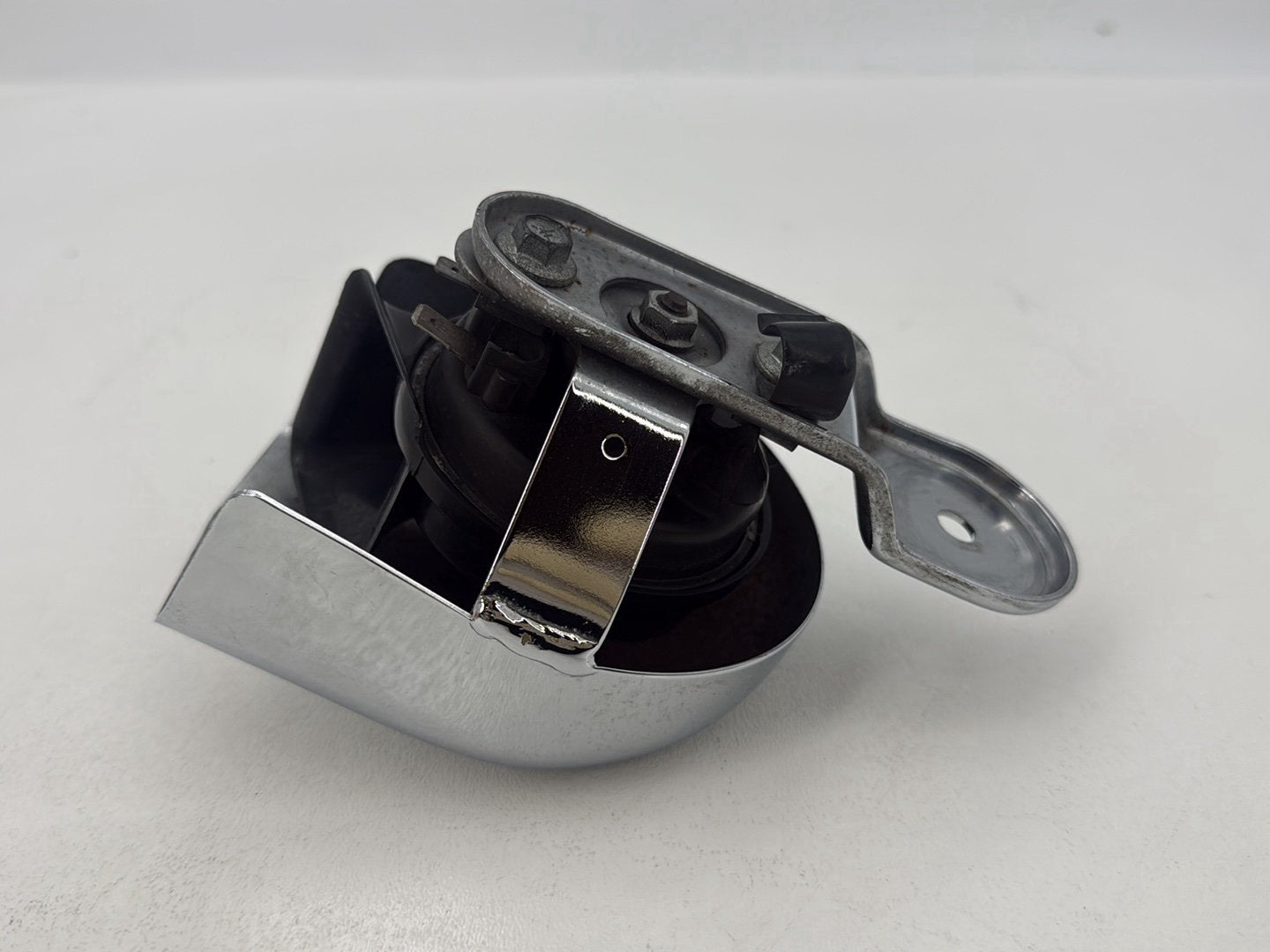 2007 - 2011 Harley-Davidson Touring Street Glide Horn Signal Klaxon Chrome Cover 	69012-93A