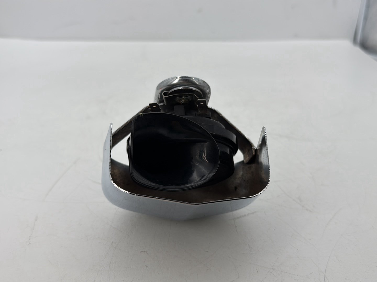 2002 Harley Dyna FXD Super Glide OEM Horn Signal Klaxon Chrome Cover