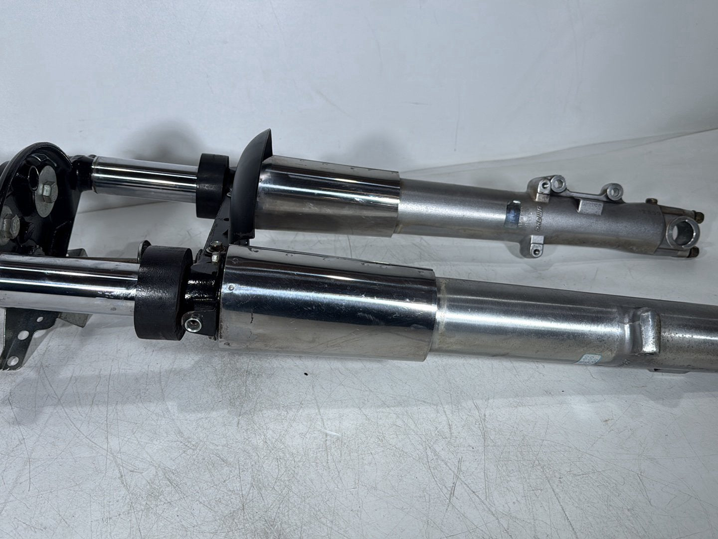 1999 - 2006 Harley-Davidson Touring Electra Glide Classic Front Triple Tree Set & LH RH Fork Legs Sliders  	45435-95