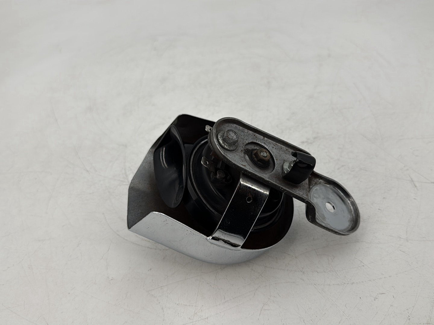 1999 - 2006 Harley-Davidson Dyna Super Glide Horn Signal Klaxon Chrome Cover  	69012-93A