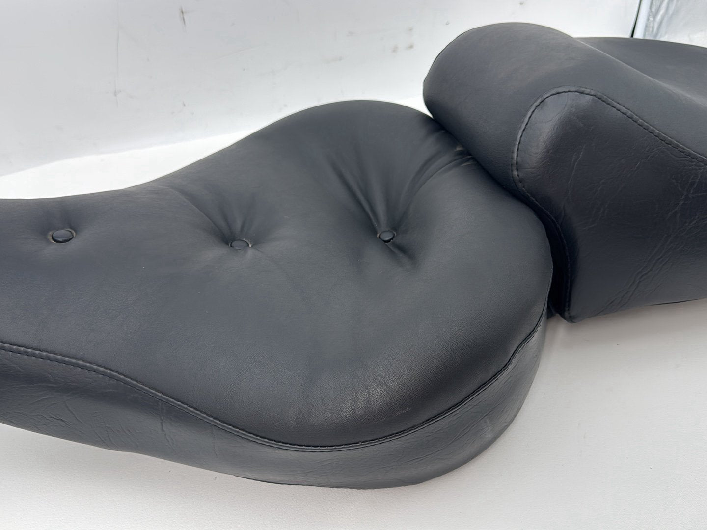 1999 - 2006 Harley-Davidson Dyna Wide Glide Passenger Rider Driver Seat Saddle MUSTANG