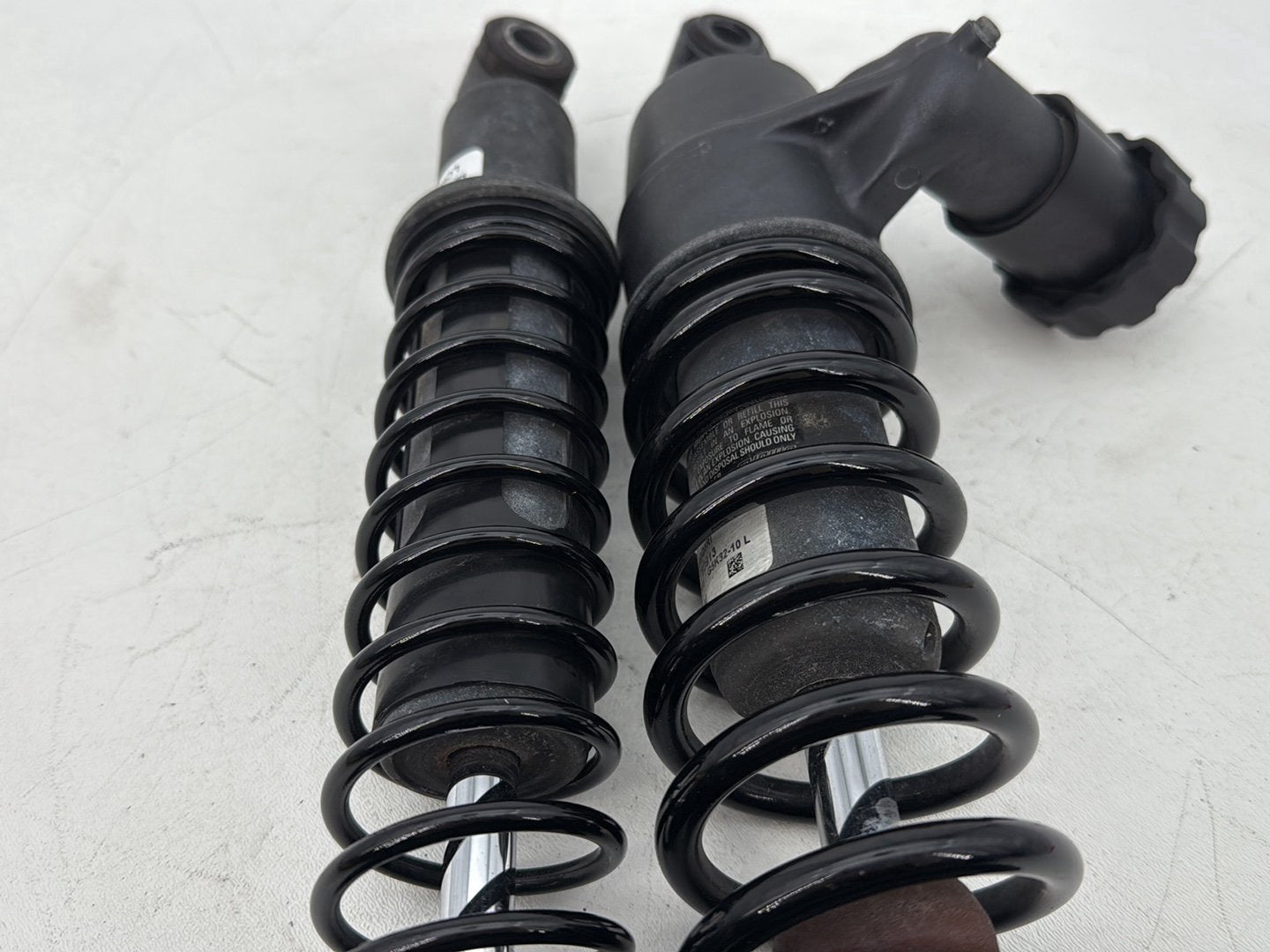 2019 - 2023 Harley-Davidson Touring Street Glide Rear Left Right Shock Absorbers 54000114