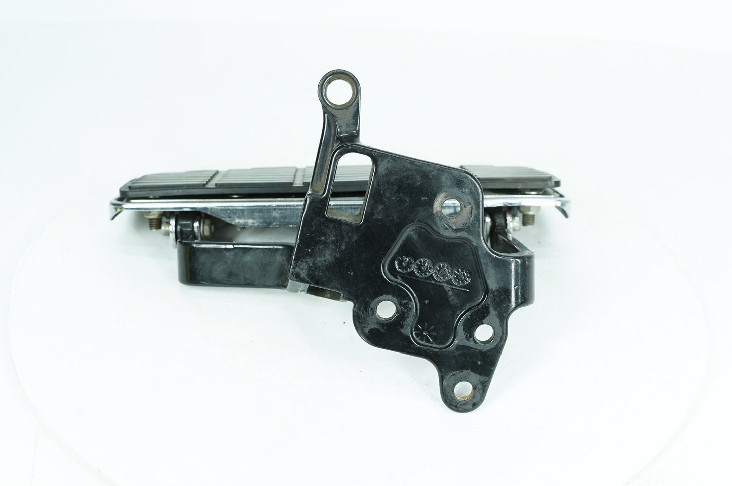 1999 - 2006 Harley-Davidson Softail Fat Boy Left Driver 1 Floorboard Foot Rest  	33630-00A