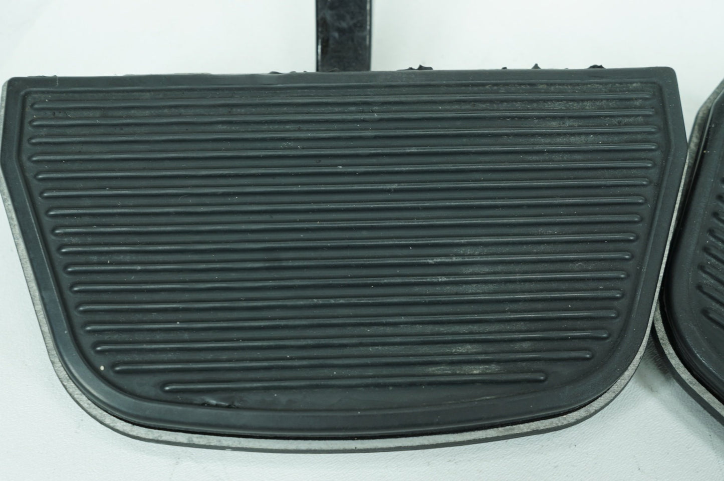 2007 - 2013 Harley-Davidson Touring Electra Glide Classic Left & Right Passenger Floorboard Foot Rest 50613-91A