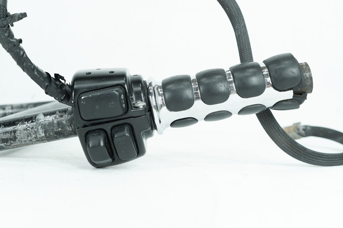 2004 - 2013 Harley-Davidson Sportster Seventy-Two Handlebars & Right Engine Start Kill Switches Controls 56079-93