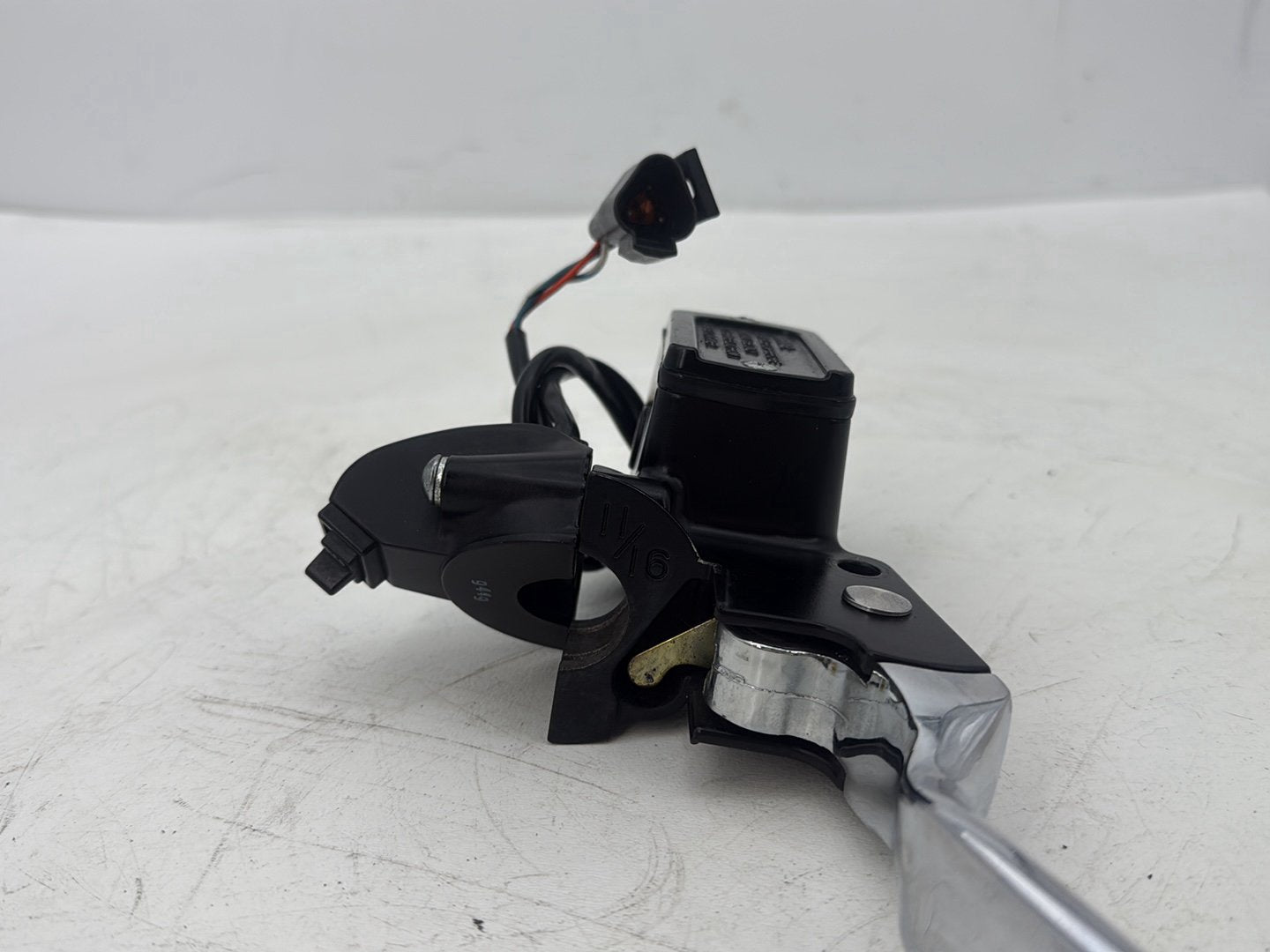 95 Harley Electra Glide Touring Classic Front Right Brake Lever Master Cylinder