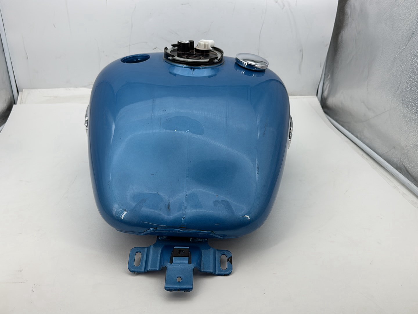 11 Harley Road King Touring Classic Fuel Gas Tank Gasoline Reservoir * DENTED *