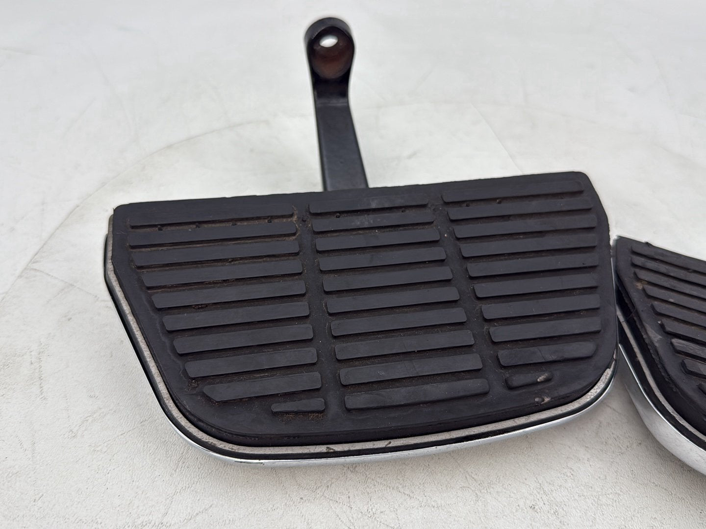 1999 - 2006 Harley-Davidson Touring Electra Glide Ultra Left & Right Passenger Floorboard Foot Rest 50606-86A