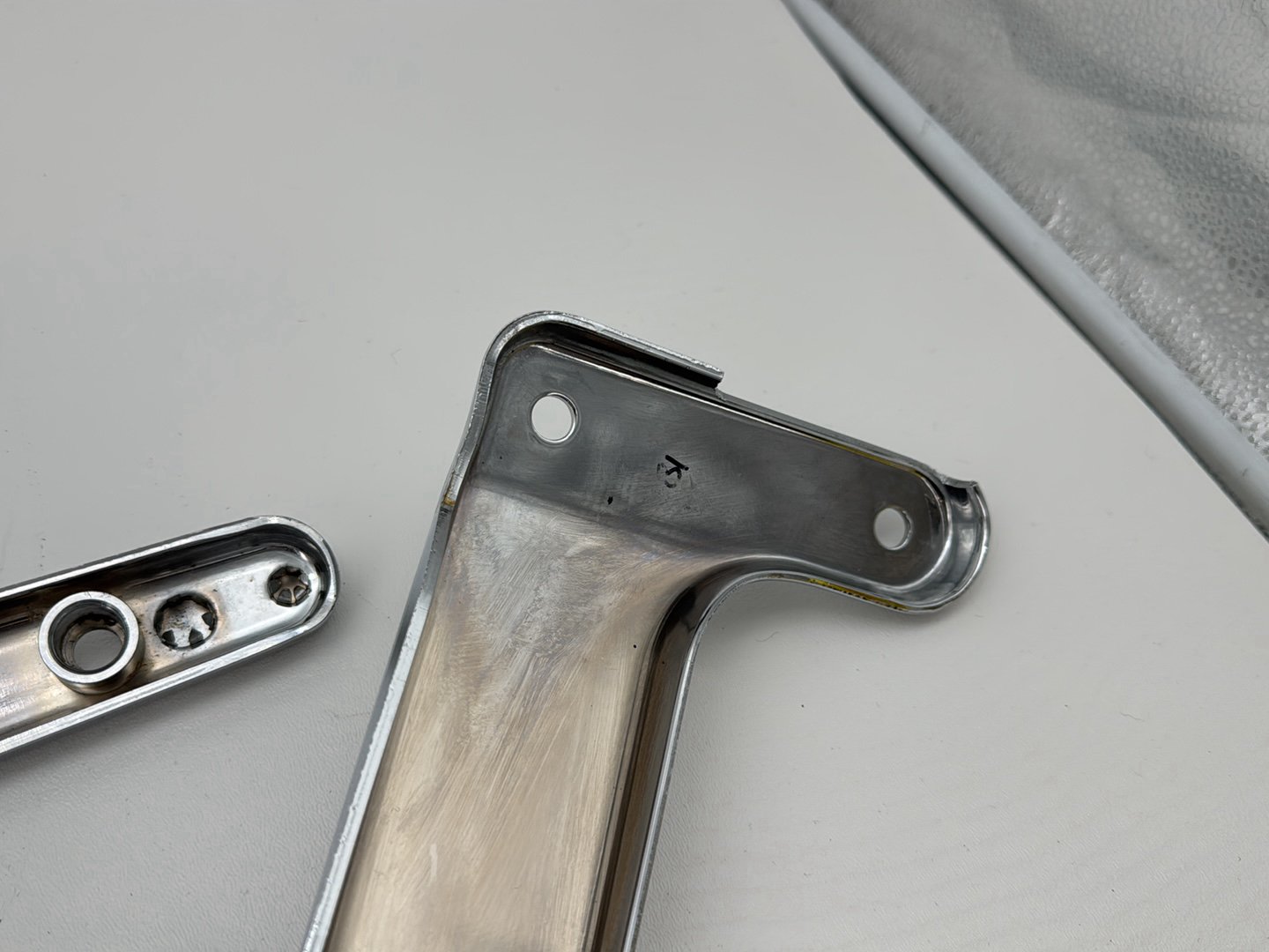2008 Harley Softail Deluxe FLSTN OEM Rear Left Right Fender Struts Bracket